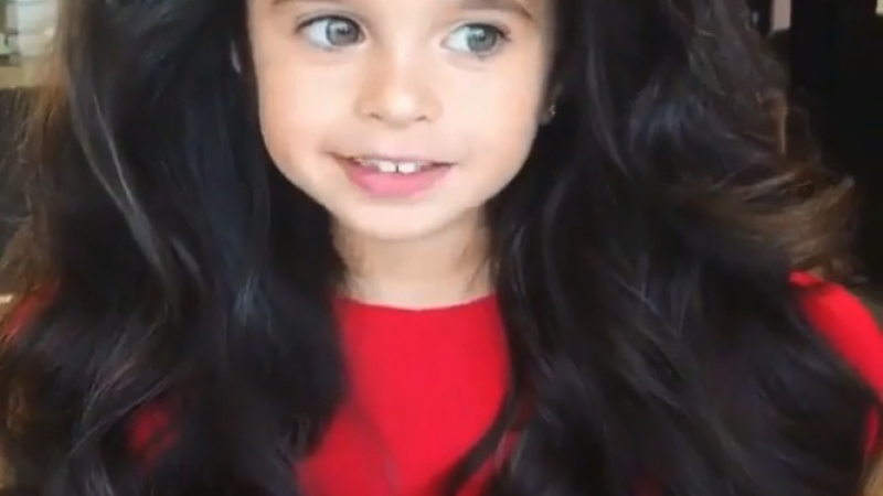 Това момиченце има най-невероятните коси в целия свят, но всички критикуват родителите му (СНИМКИ)