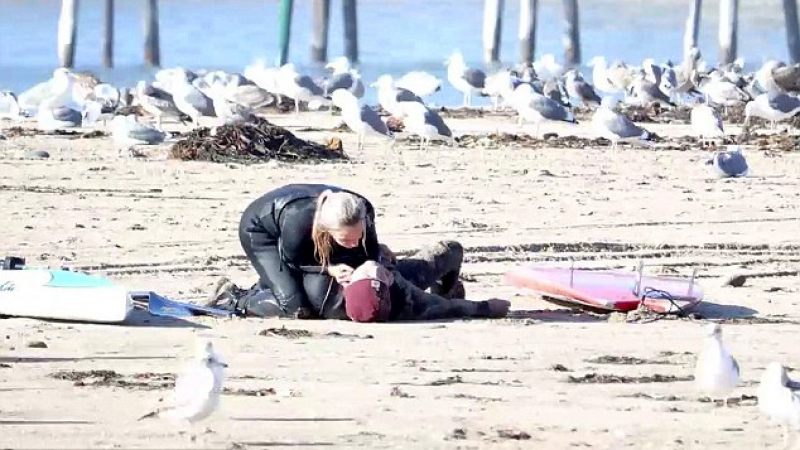 Лекарка и новият ѝ приятел си направиха първата любовна среща на плажа, но се наложи да дойде линейка (ВИДЕО)