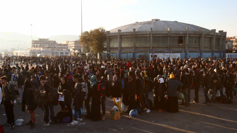 На Лесбос е страшно! Бежанците са натъпкани като скумрии, а ООН натиска Гърция да…