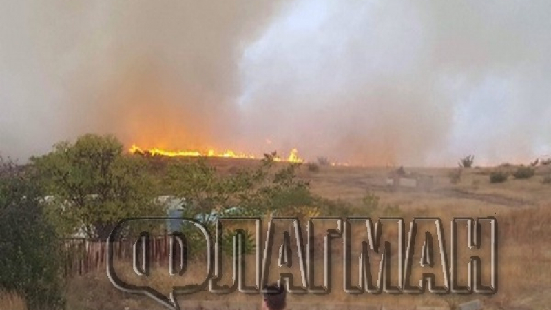 От последните минути: Огнена стихия обхвана местността Каптажа край Бургас