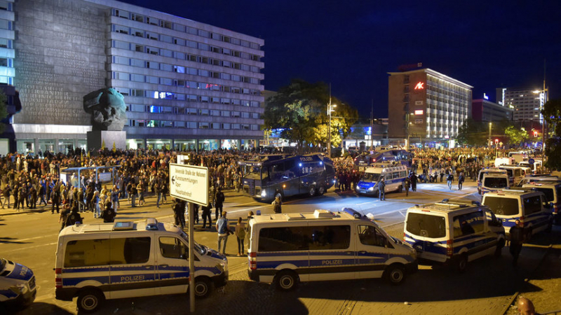 Най-малко 18 души са пострадали при безредиците в Кемниц, Германия очаква нови протести 