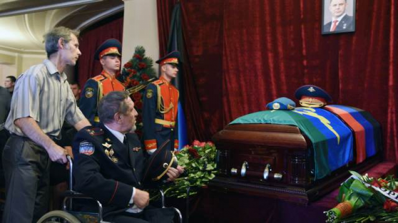 Изпратиха Захарченко с аплодисменти и военни почести, ще лежи редом до Гиви и Моторола 