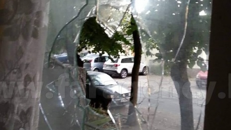 Счупиха стъклото на бургаски фоторепортер, за да го сплашат