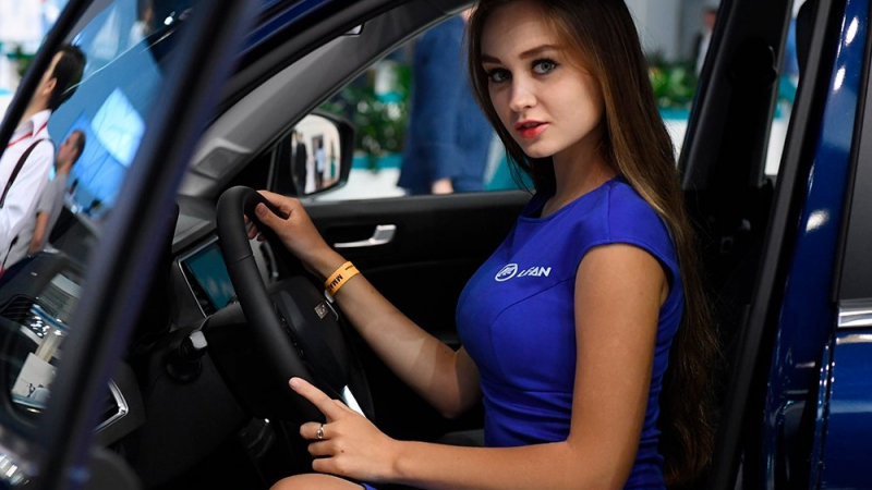 Колите са лъскави, но момичетата се оказаха по-красивите на Московския автомобилен салон (СНИМКИ)