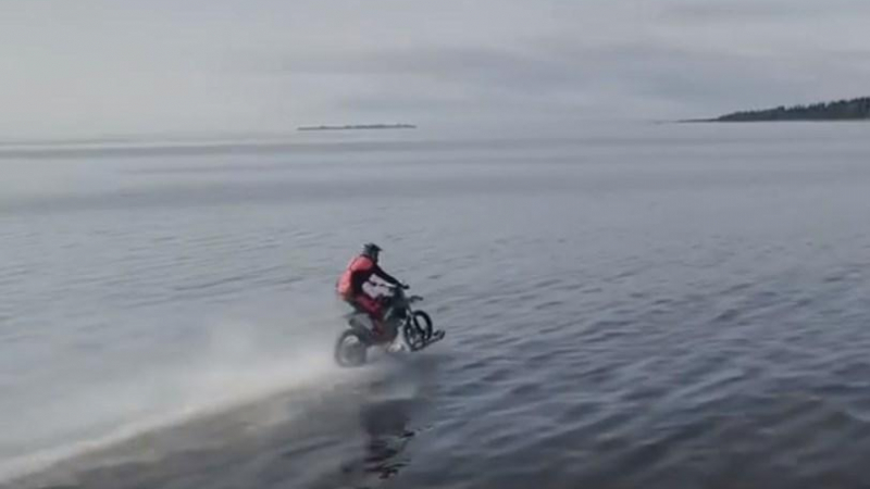 Колкото и да си търкате очите, този мотоциклетист се движи по вода с машината си (ВИДЕО)