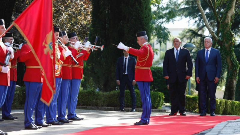 Посрещнаха с военни почести премиера Борисов в Подгорица (СНИМКИ/ВИДЕО)