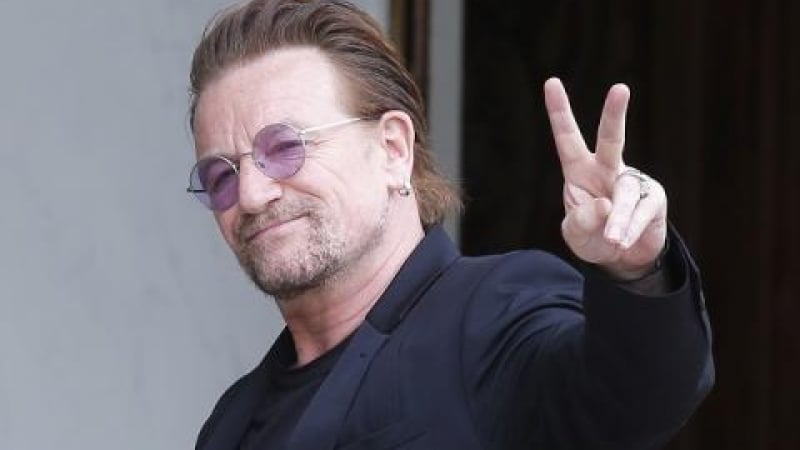 Вижте какво се случва с гласа на Боно от U2 (ВИДЕО)