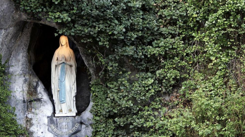 Скандална артистка се съблече чисто гола в светилище, имитира Дева Мария (СНИМКИ 18+)