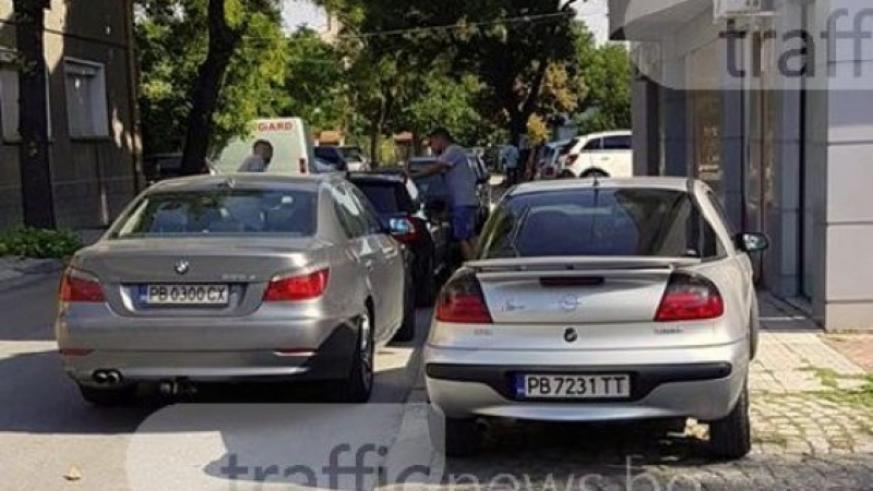Блондинка даде "урок" по паркиране по женски в Пловдив (СНИМКИ)