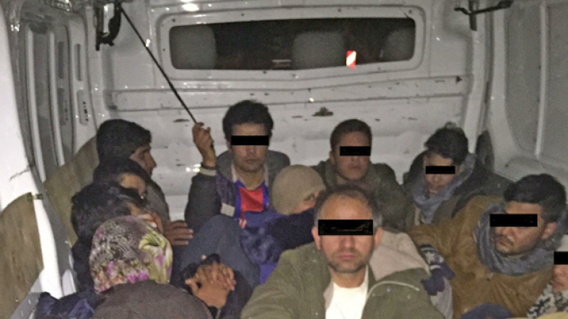 На около 50 метра от гранична пирамида 308А със Сърбия униформени изловиха 17 бежанци