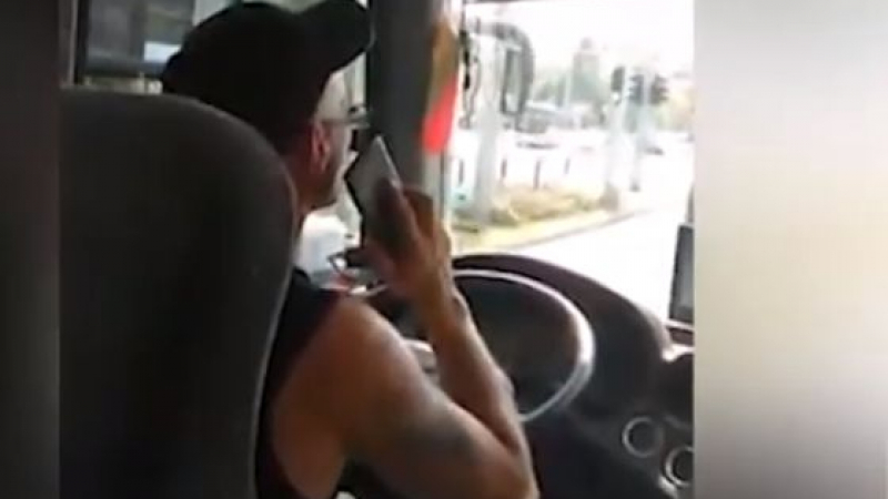 Безумно: Шофьор на автобус №10 в Пловдив кара без ръце, докато говори по телефона (ВИДЕО)