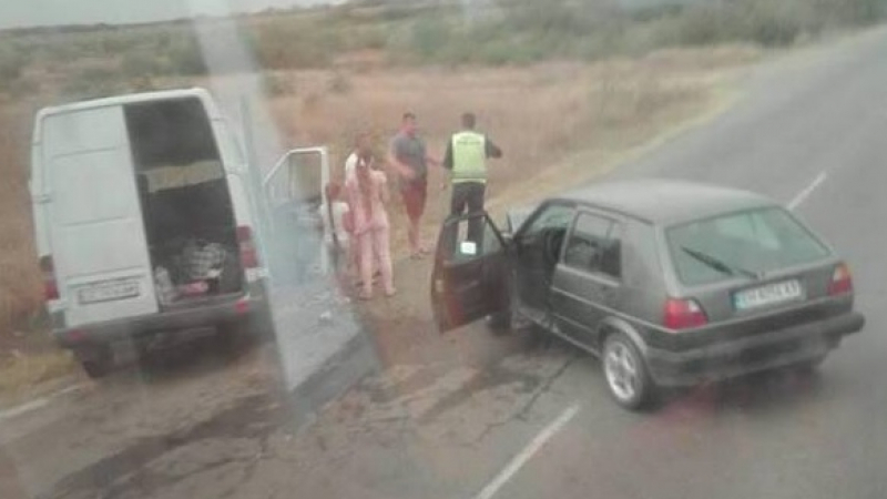 Подробности от страшния сблъсък между бус и кола край Бургас 