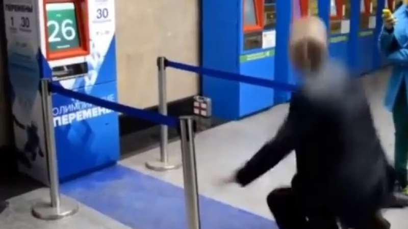В московското метро направиха нещо уникално, монтираха устройство за... клякане (ВИДЕО)