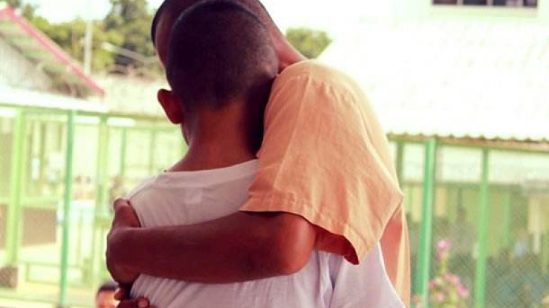 Трогателно! Дете посети затвор по време на екскурзия и разпозна своя баща-пандизчия (СНИМКИ)