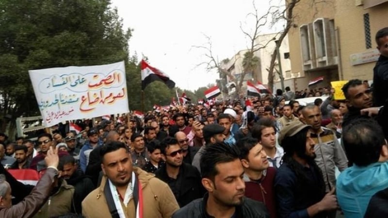В Басра са запалили партийни офиси и подвижно студио на националната телевизия