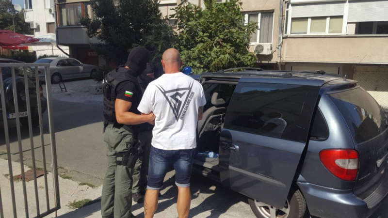 МВР с подробности за разбитата наркобанда на страховития бургаски кримигерой: 12 арестувани, купища пари и дрога (СНИМКИ)