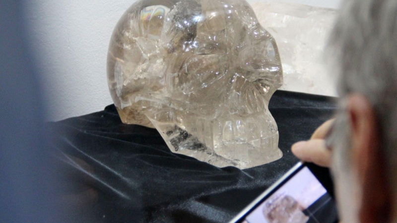 За пръв път у нас: Показаха втория по големина в света кристален череп (СНИМКИ)