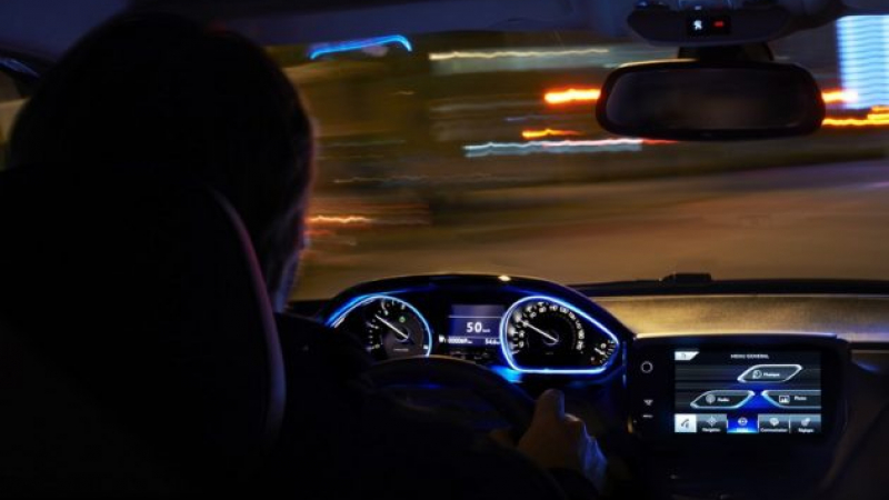 Безаварийно нощно шофиране с автомобил: 9 основни правила за безопасност