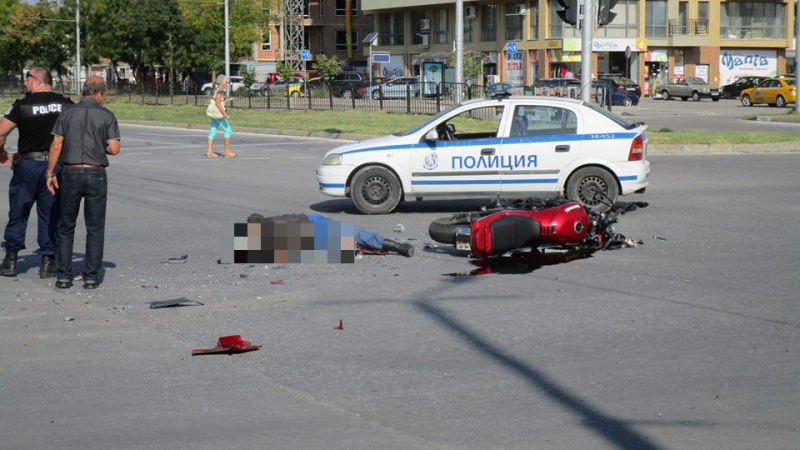 Ужасяващо меле в Пловдив! 33-годишна шофьорка блъсна и уби моторист, трупът му лежи на оживен булевард (СНИМКИ 18+)