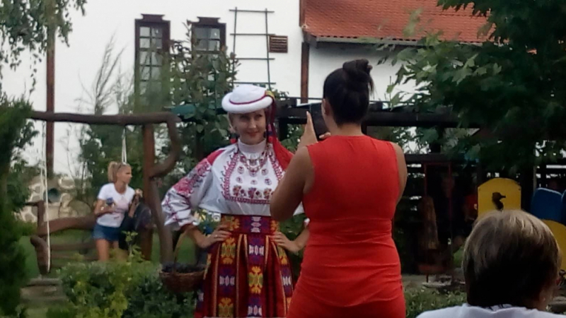 Красивата съпруга на стрелчанския кмет прикова погледите с чудна носия (СНИМКИ)