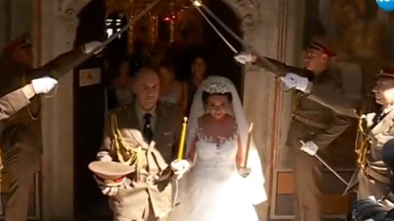 Традициите са живи: Офицер от Българската армия се ожени с парадна униформа, под шпалир от саби (ВИДЕО)