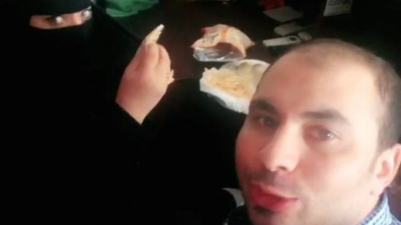 Шок! Арестуваха египтянин в Саудитска Арабия – закусвал с жена