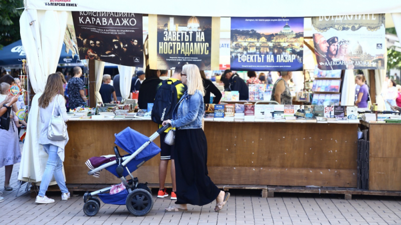 Фоторепортаж в БЛИЦ: Запознайте се с хиляди различни светове на "Алея на книгата" в центъра на София (СНИМКИ)