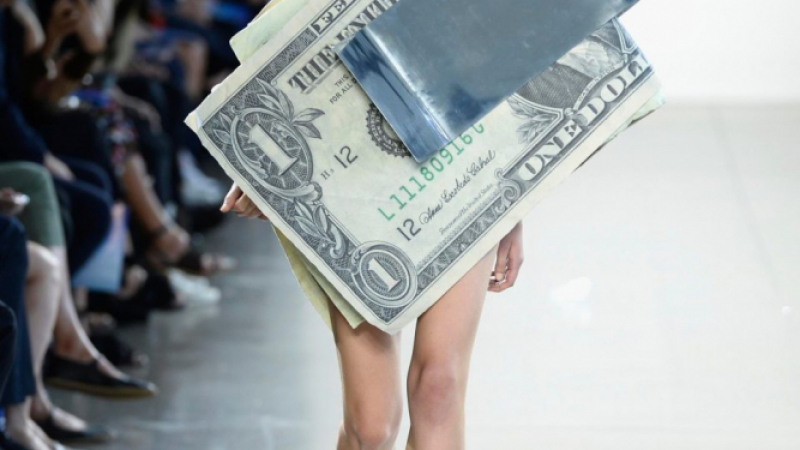 Нова шокираща модна тенденция: "Пари на вятъра"! (СНИМКИ)