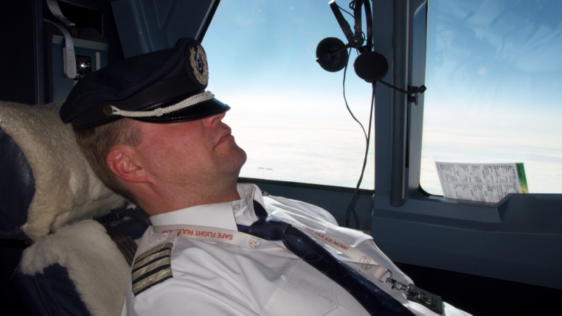 Пътници на трансокеански полет побесняха, когато видяха пилота си да спи