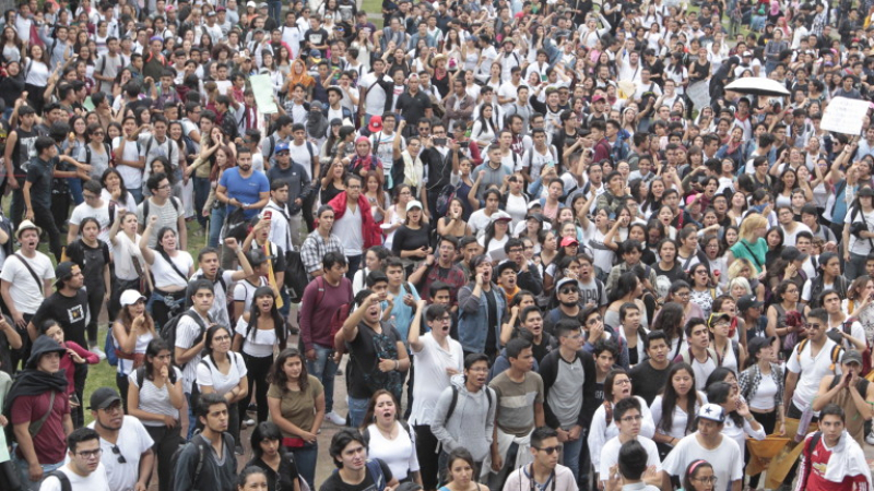 Хиляди студенти на протест срещу насилието в Мексико