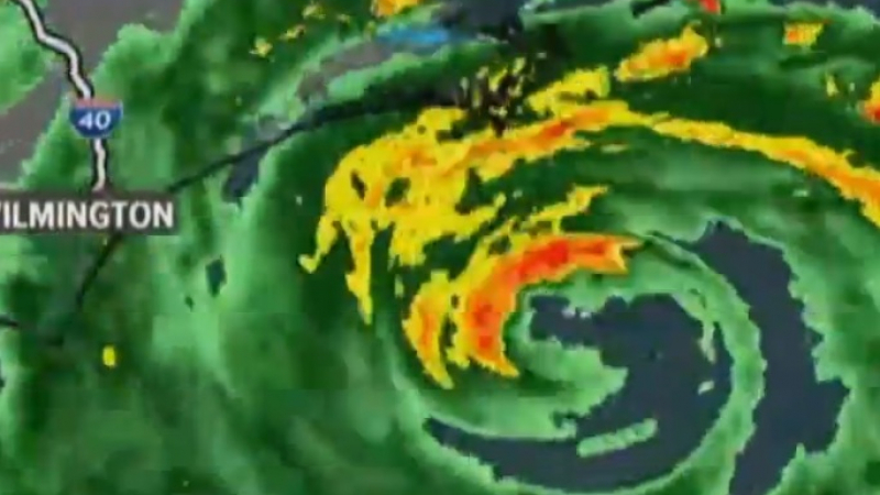 Ураганът „Флорънс“ достигна бреговете на Каролина с вятър, дъжд и наводнения (ВИДЕО)