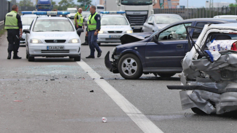 Тежка катастрофа с три коли на пътя Пазарджик - Пловдив