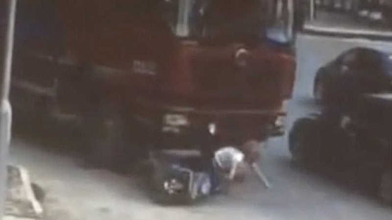 Шокиращ инцидент! Тежък камион бутна жена на скутер и мина върху нея, вижте какво се случи (СНИМКИ/ВИДЕО)