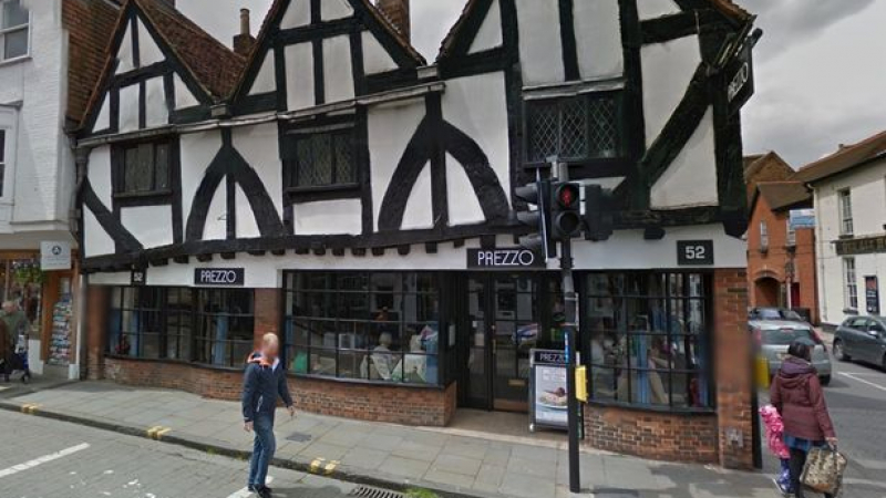 Двама души се почувстваха зле в ресторант в Солсбъри, полиция е отцепила района (СНИМКИ)