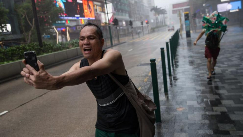 Откачалки: Селфи по време на тайфун (СНИМКИ)