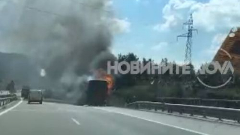 Огнен ад: Автобус пламна на АМ "Люлин" (ВИДЕО/СНИМКА)