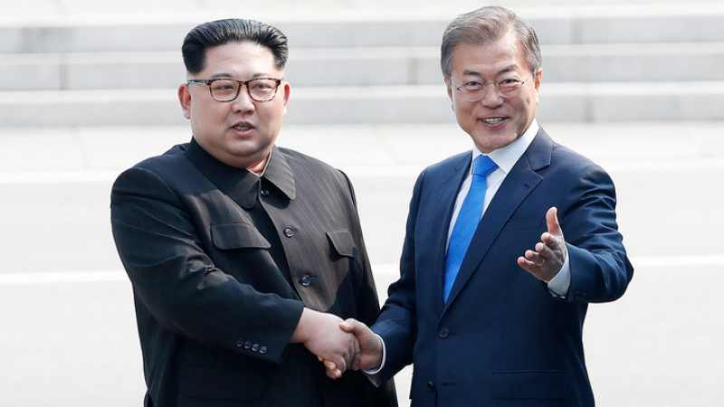 Севернокорейския лидер Ким Чен-ун лично посрещна на летището южнокорейския президент (ВИДЕО)