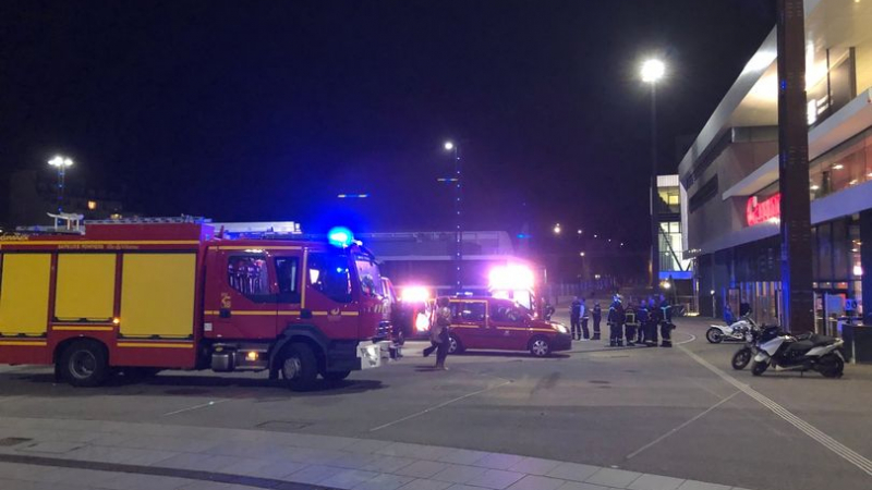 Мъж с нож нападна посетителите на кино във Франция