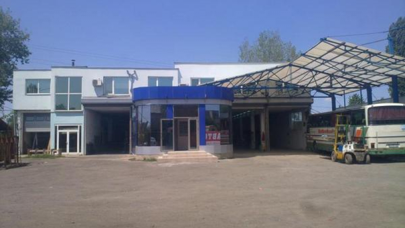 Мощен взрив в сервиз за автостъкла в Бургас