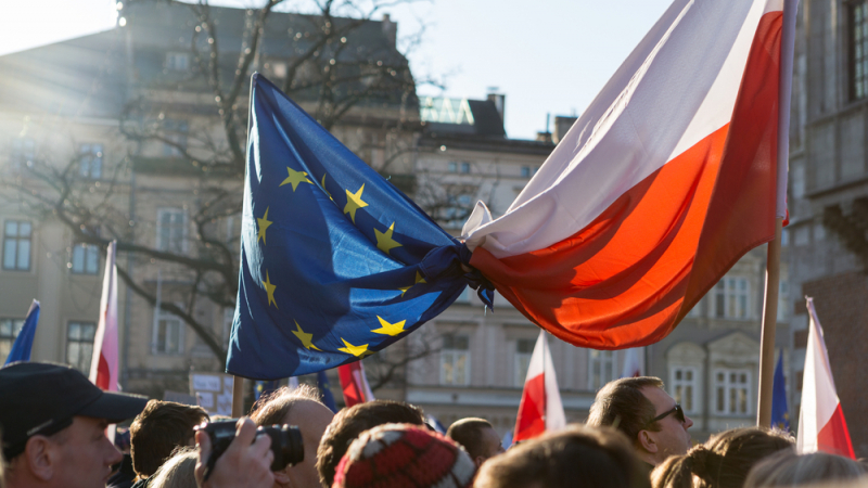 ЕК обсъди дали да изправи Полша пред Европейския съд