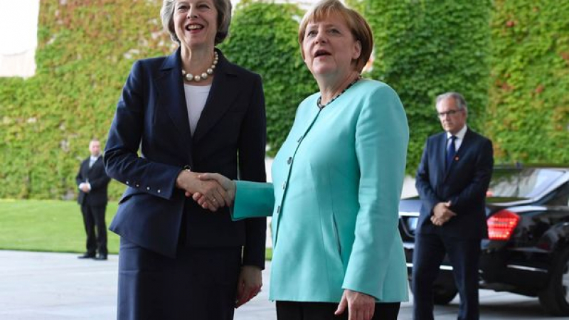 The Daily Express: Ангела Меркел нанесе съкрушителен удар на Тереза Мей