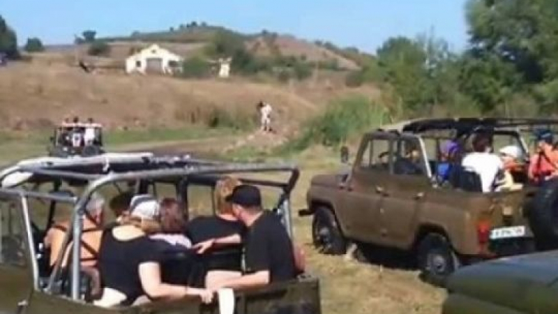 Туристическа УАЗ-ка предизвика зрелищна катастрофа край Каблешково, прати трима в болница