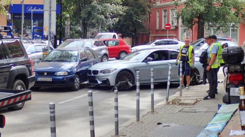 Шофьор на мощно БМВ натресе три коли в София (СНИМКА)