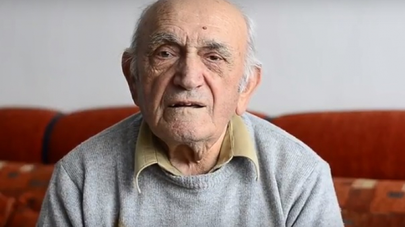 Дядо Петър е на 90 години, но разплаква всички с патриотизма си