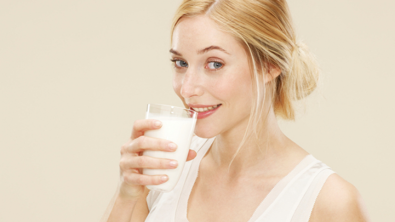 Това се случва с организма ви, ако пиете мляко всеки ден - грози ви коварна болест!