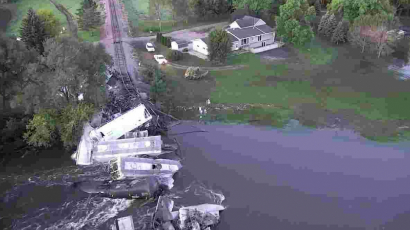 Товарен влак падна в река в САЩ след рухване на мост (ВИДЕО)
