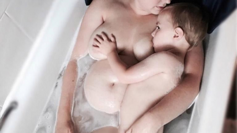 Млада майка се съблича чисто гола, за да кърми 5-годишния си син и твърди, че това е нормално (СНИМКА 18+)