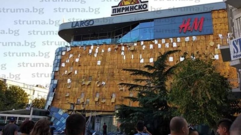 Ужас и паника в Благоевград! Рухна фасадата на мола - търсят затиснати хора! Ексклузивни СНИМКИ