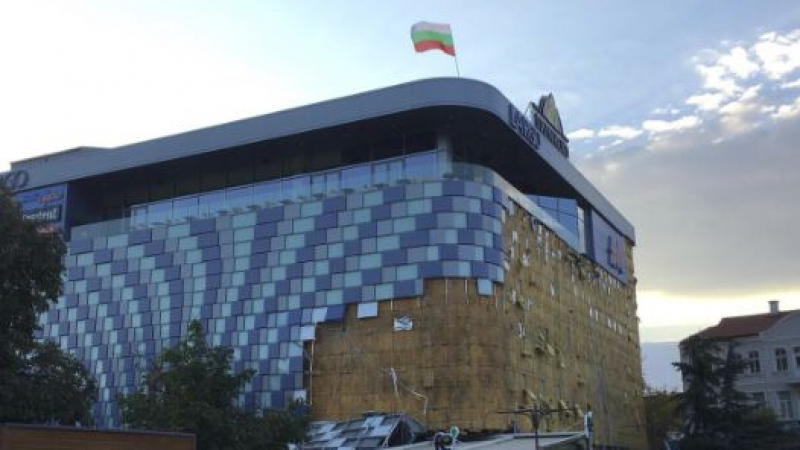 Губернаторът на Благоевград с извънредна информация след ужаса с фасадата на мола 
