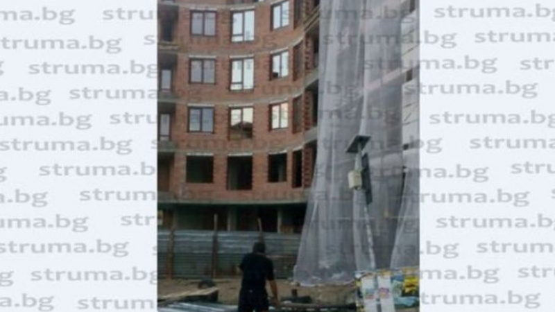 Извилата се буря помете оградата на жилищната кооперация на известна съдийка в Благоевград